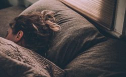 恋人のシャツの匂いでよく眠れる、睡眠サプリと同じ効果：大学調査結果
