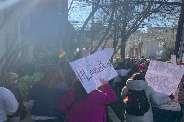 ゲイが理由でクビにされた先生のために、高校生が大規模な抗議デモ