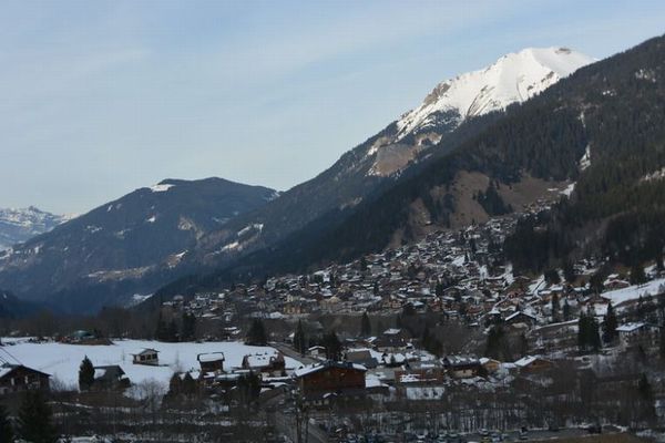 フランスのスキー場で5人のイギリス人が新型ウイルスに感染、200人が検査へ