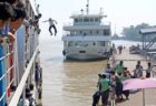ミャンマーで船長が船からダイブ、溺れそうな乗客の女性を救助