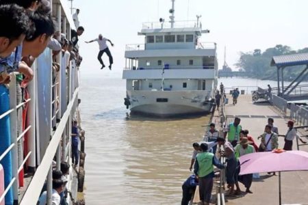 ミャンマーで船長が船からダイブ、溺れそうな乗客の女性を救助