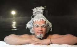 カナダの温泉地で、凍りついたユニークな髪型を競うコンテストを実施中