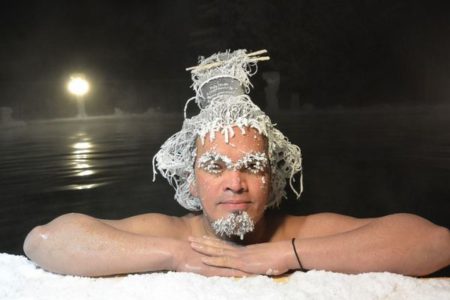 カナダの温泉地で、凍りついたユニークな髪型を競うコンテストを実施中