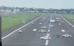 コロナ対策としてエクアドルで空港を強制封鎖、滑走路にパトカーを並ばせる