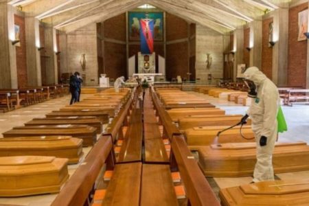 伊では1日の死者が800人を突破…大量の棺が並んだ教会内の写真がショッキング