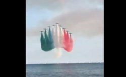 【新型コロナウイルス】イタリア空軍が住民を励ますために空に国旗の色を描く