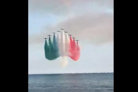 【新型コロナウイルス】イタリア空軍が住民を励ますために空に国旗の色を描く