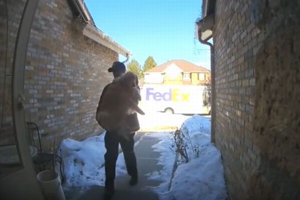 FedExの配送員が自宅に届けたのは、家から脱走したワンコだった！