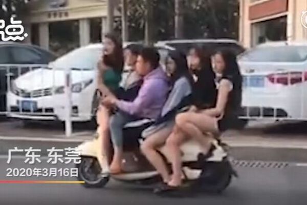 新型コロナへの警戒中、5人の女性をスクーターに乗せた男を中国警察が逮捕