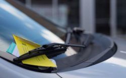 駐車違反の罰金は収入に応じて決められるべき？米の市議会で議論