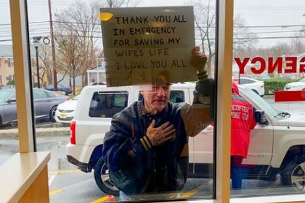 「妻の命を救ってくれてありがとう！」病院に感謝を伝える男性の写真が胸を打つ