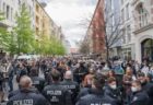 ドイツでロックダウン反対のデモ、警察と衝突し100人以上が逮捕