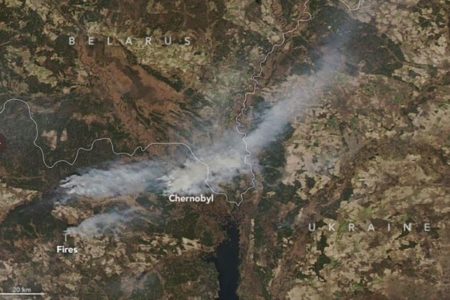 チェルノブイリ原発周辺で山林火災、煙が放射性物質を運ぶ可能性も