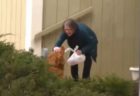新型コロナで自宅待機をしている高齢者に、食べ物を届けるワンコが賢い！