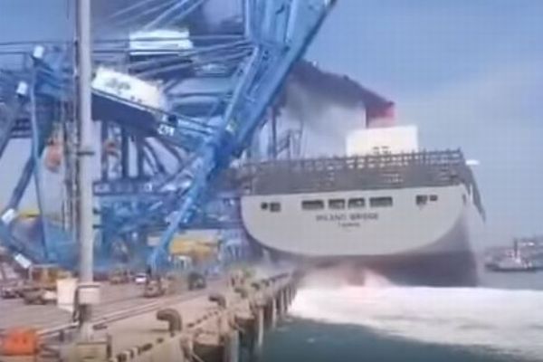 韓国の港で巨大な貨物船がクレーンをなぎ倒す、事故の映像が衝撃的