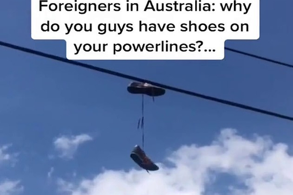あちこちの電線に靴がぶら下がるオーストラリアの不思議