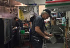 ウイルス蔓延のニュージャージー州で、ボン・ジョヴィがレストランの皿洗いをしていた