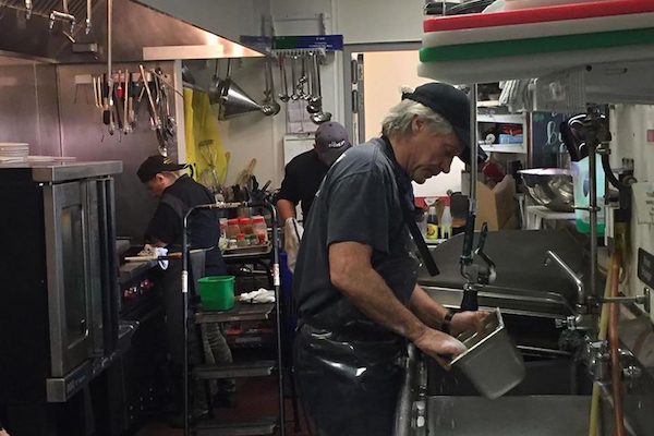ウイルス蔓延のニュージャージー州で、ボン・ジョヴィがレストランの皿洗いをしていた