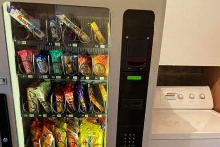 【イギリス】自宅にお菓子の自販機を設置した母親、子供に小遣いで買わせるという教育