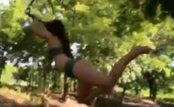ロープで水に落下する女性、奇妙な落ち方をする動画が不思議