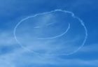 ブルーインパルスには及ばないけど…英でパイロットが上空に「笑顔」を描く