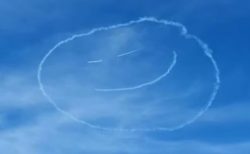 ブルーインパルスには及ばないけど…英でパイロットが上空に「笑顔」を描く