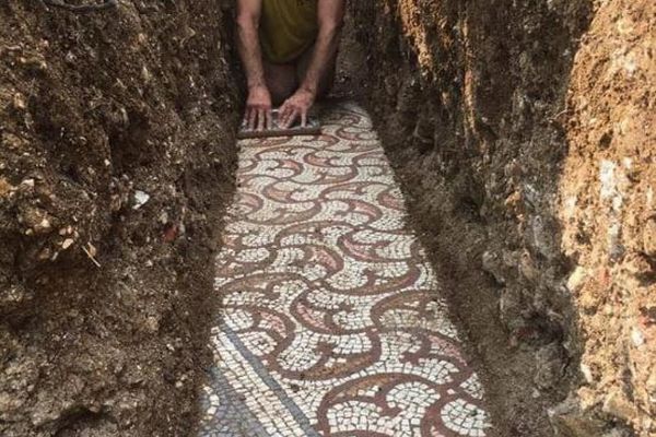 ローマ時代の美しいタイルの床、ほぼ完璧な保存状態で発掘される