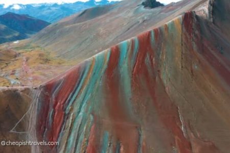 ペルーにある第2のレインボーマウンテン、七色に染まる山肌が美しい