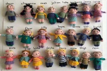 【オランダ】休校中、生徒に会えない先生が編んだ、クラス23人の人形が可愛い