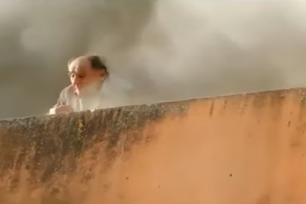 【動画】火災で逃げ場のない老人を、2人の若者が壁をよじ登って救出