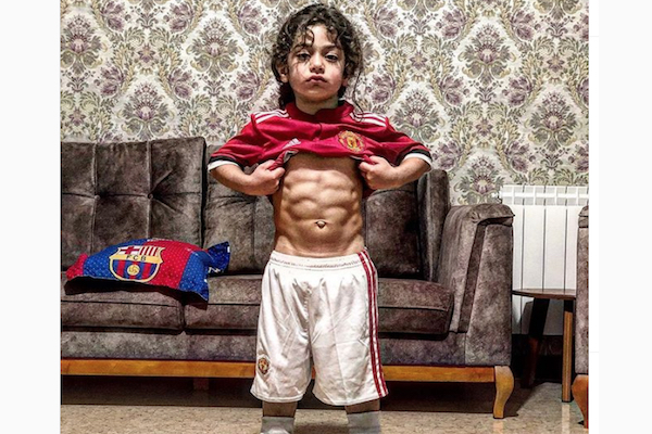 6才にして筋肉ムキムキ、インスタにセンセーションを巻き起こすイランの少年