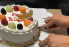 ケーキを無造作かつ完璧に切る母のライフハックに、TikTokユーザーは唖然
