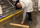 【米国】地下鉄駅が浸水、気を利かせたホームレス男性が賞賛を集める