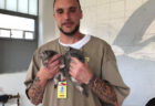 米刑務所で広がるペットの癒し効果、捨てられたネコを優しく世話する受刑者たち