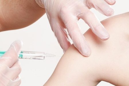 英国での新型コロナのワクチン研究が新たな段階に、一方で成果には疑問の声も