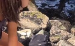 TikTokユーザーが海岸で不審なバッグを撮影、その後の捜査で遺体が入っていたと判明