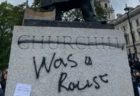 「チャーチルは人種差別主義者だ！」英でデモ参加者が元首相の像に落書き