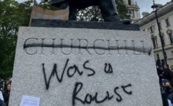 「チャーチルは人種差別主義者だ！」英でデモ参加者が元首相の像に落書き