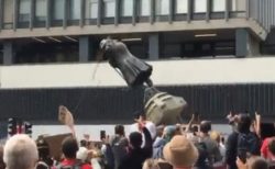 英でも黒人差別の抗議デモが激化、奴隷商人の銅像が海へ投げ入れられる