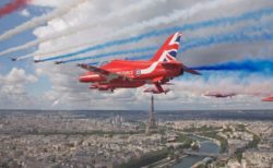 英仏のアクロバットチームが揃って初のパフォーマンス、2都市の上空を飛行【動画】