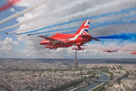 英仏のアクロバットチームが揃って初のパフォーマンス、2都市の上空を飛行【動画】