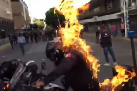 メキシコで警察の暴力を非難するデモ、1人の警察官に火がつけられる