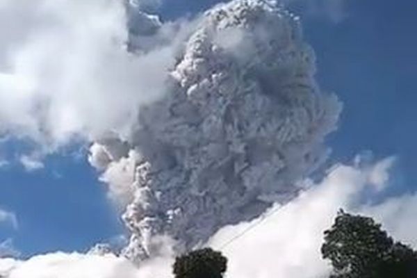インドネシアで火山が爆発、噴煙が上空6000ｍまで立ち昇る【動画】
