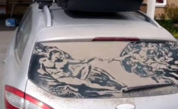 あまりに儚い、車に積もったほこりで描く芸術