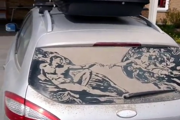 あまりに儚い、車に積もったほこりで描く芸術