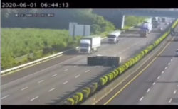 【動画】オートパイロット中のテスラ車が、減速せずトラックに突っ込む