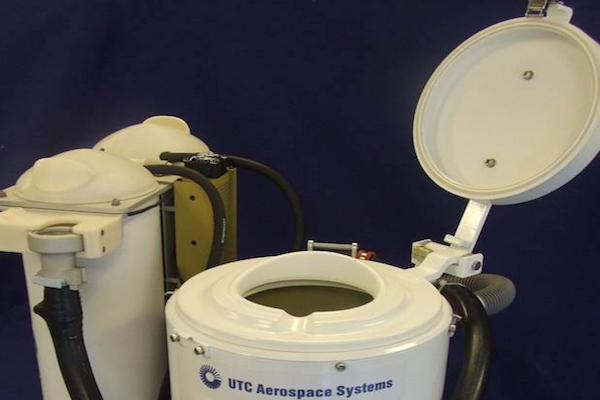 宇宙ステーションに実装予定のユニセックストイレをNASAが公開