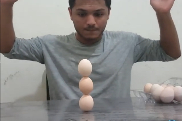 卵3個をピタリと積む動画、フェイクではなくギネス世界記録に認定