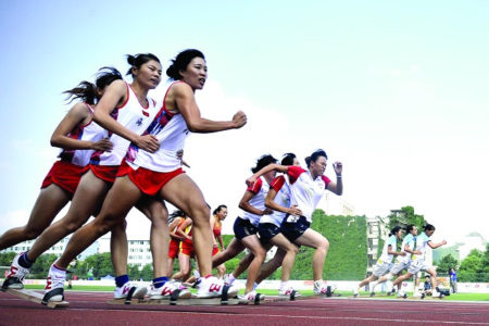 中国では競技会の公式種目　伝統スポーツ「板鞋竞速」とは
