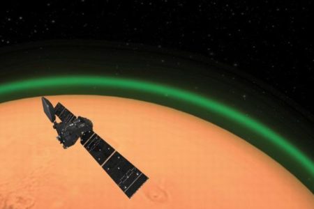 火星が緑色の光に包まれる、地球外の惑星で初めて確認